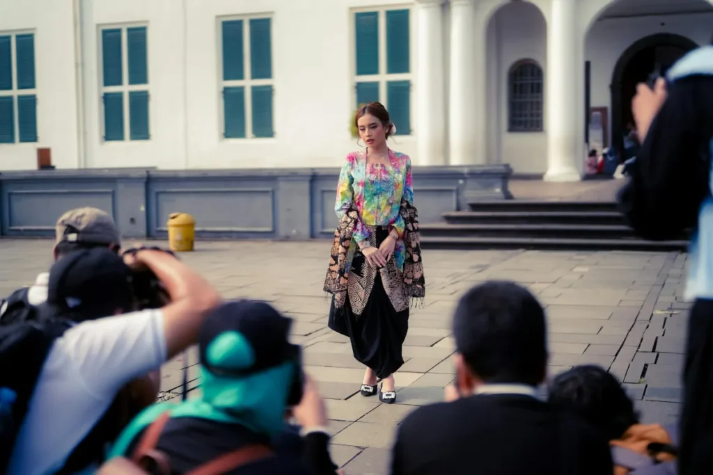 Model cantik mengenakan busana tradisional Indonesia berpose di hadapan fotografer di Jakarta